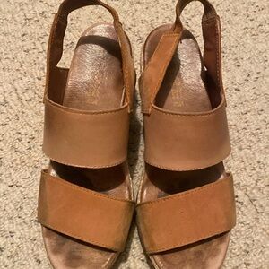Nude Sorel wedges 7.5 very stylish sandals. Easy wear! Well loved!